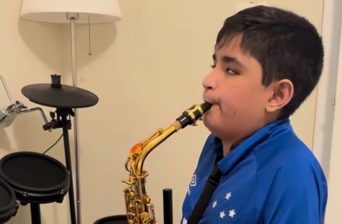 Matheus Oliveira, o Matheusinho, tocando saxofone em novembro de 2024