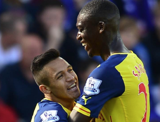 Alexis Sánchez e Yaya Sanogo em ação pelo Arsenal