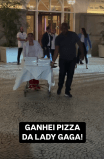 Lady Gaga manda pizza para fãs