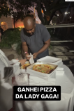 Lady Gaga manda pizza para fãs