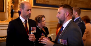 Príncipe William e rei Charles no evento