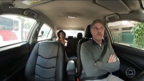 Luciano Huck conversa com Bella Campos, que se emociona