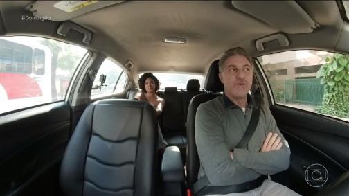 Luciano Huck conversa com Bella Campos, que se emociona