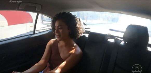 Luciano Huck conversa com Bella Campos, que se emociona