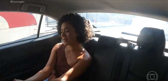 Luciano Huck conversa com Bella Campos, que se emociona