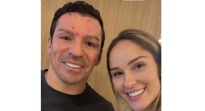 Ex-zagueiro Lúcio, em meio a tratamento após grave acidente, ao lado da esposa