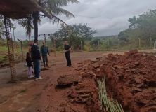 Voluntários ajudam nos trabalhos.