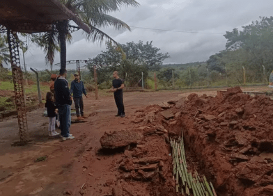 Voluntários ajudam nos trabalhos.