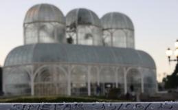 Carros congelados, tradicionais pontos turísticos cobertos por uma fina camada de gelo e temperatura negativa iniciaram o dia dos curitibanos nesta quarta-feira (25)