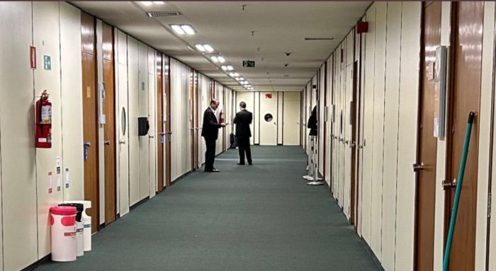 Polícia Federal na porta do gabinete 807, do Anexo IV da Câmara dos Deputados