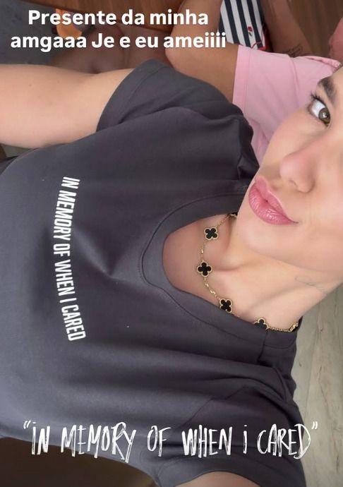 Virginia exibe presente Virginia exibe presente