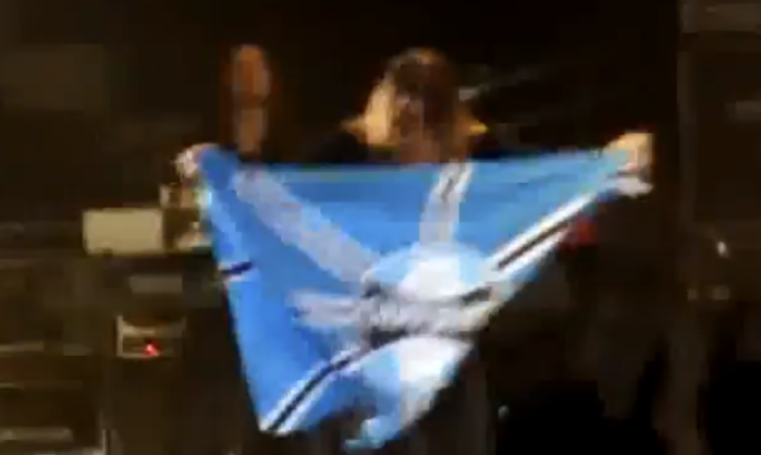 Ozzy Osbourne com a bandeira do Grêmio durante show no Gigantinho, em Porto Alegre, em 2011