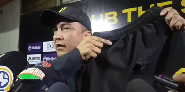 Presidente do The Strongest mostra calção de Juan Goday rasgado