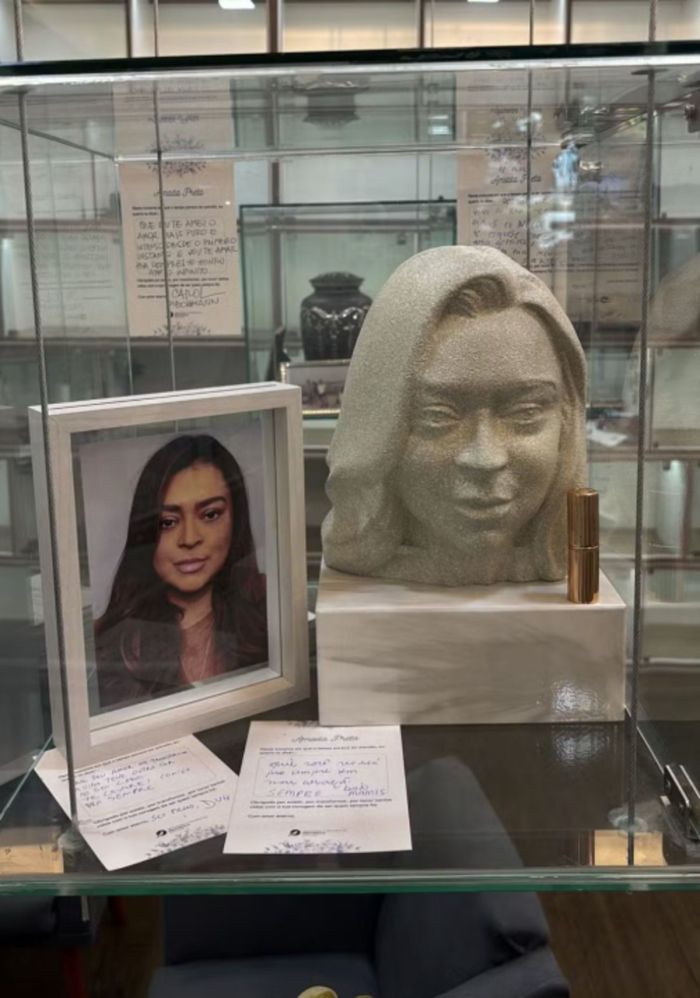 Parte das cinzas de Preta Gil é colocada em busto Parte das cinzas de Preta Gil é colocada em busto