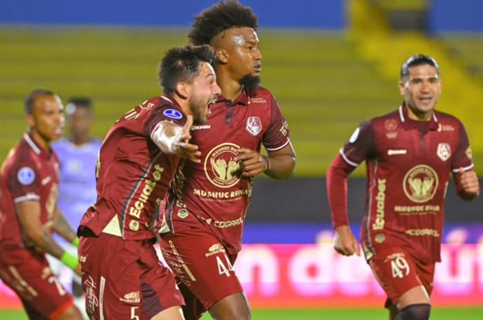 Time do Mushuc Runa celebra gol diante do Independiente del Valle