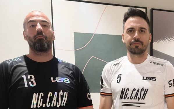 Bruno 'Buzz' (esq.) ao lado de Alexandre 'kakavel' (dir.), CEO da LOS