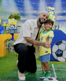 Alexander Barboza, do Botafogo, faz festa temática para filho