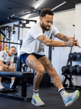 Neymar se recupera de uma lesão na coxa direita