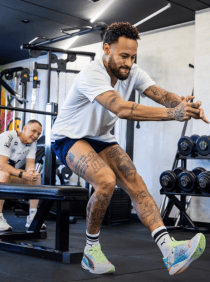 Neymar se recupera de uma lesão na coxa direita