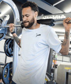 Neymar se recupera de uma lesão na coxa direita