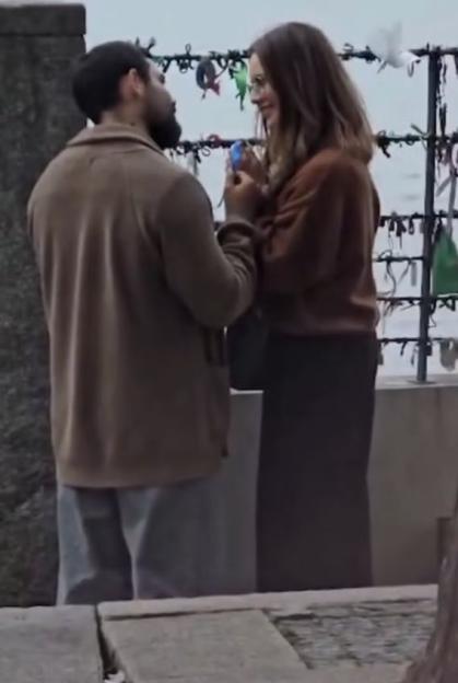Sandy e Pedro Andrade em ponte em Portugal