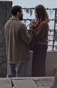 Sandy e Pedro Andrade em ponte em Portugal