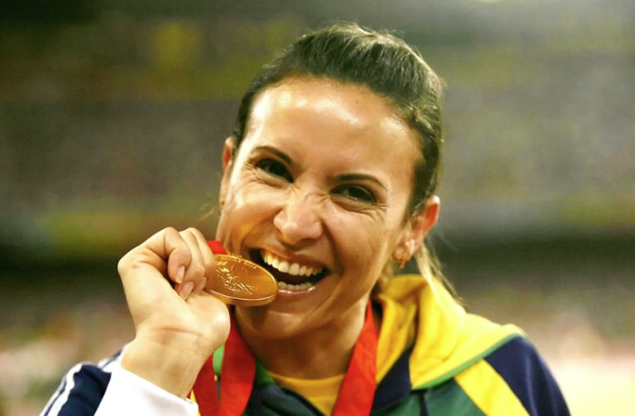 Maurren Maggi com medalha olímpica