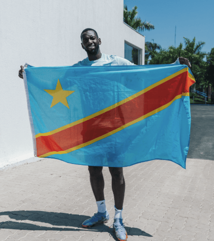 Bolasie com a bandeira da Republica Democratica do Congo Bolasie com a bandeira da Republica Democratica do Congo