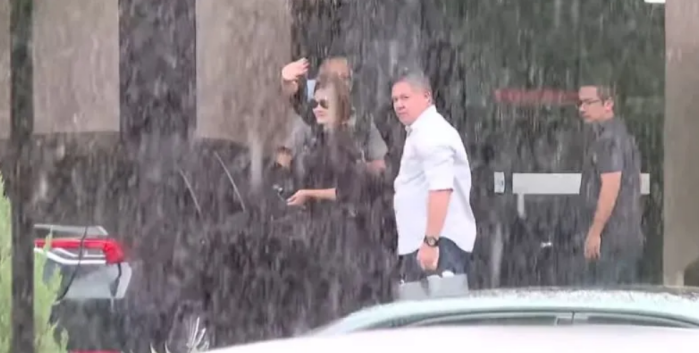 Michelle durante visita a Jair Bolsonaro neste domingo (23)