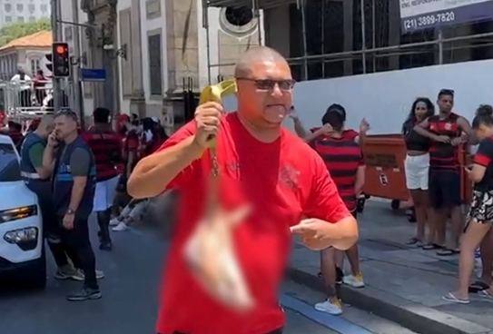 Torcida do Flamengo leva cabeça de porco para festa no Rio
