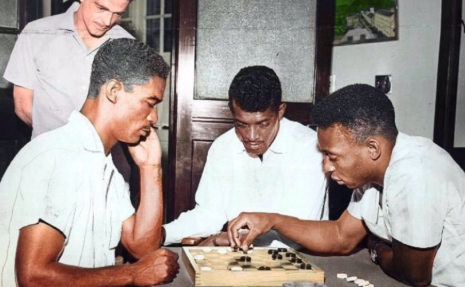 Didi e Pelé jogam dama na concentração da Seleção
