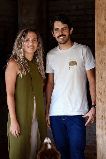 Casal produtor de queijo.