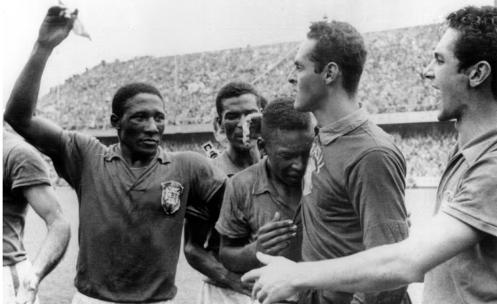 Pelé chora ao comemorar título da Seleção Brasileira na Copa do Mundo de 1958