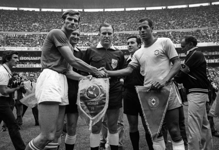 Capitães trocam flâmulas na final da Copa do Mundo de 1970 entre Brasil e Itália