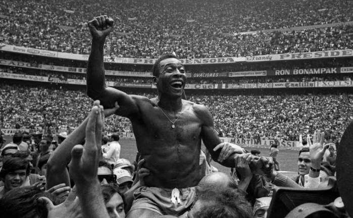 Pelé comemora título da Copa do Mundo de 1970