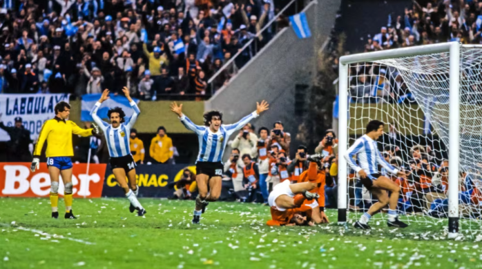 Argentinos comemoram gol contra a Holanda na final da Copa do Mundo de 1978