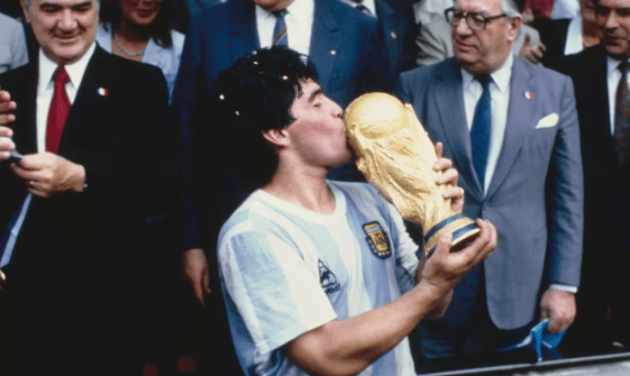 Maradona com a taça da Copa do Mundo de 1986 Maradona com a taça da Copa do Mundo de 1986