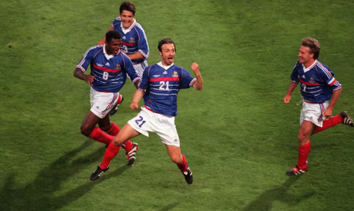 Christophe Dugarry comemora gol contra a África do Sul na fase de grupos da Copa do Mundo de 1958