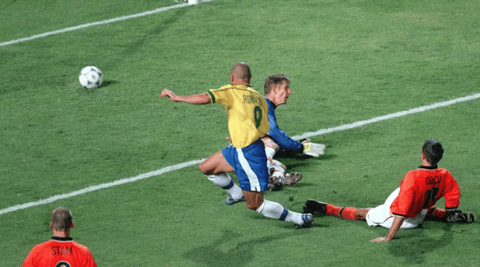 Ronaldo em jogo contra a Holanda pela semifinal da Copa do Mundo de 1998