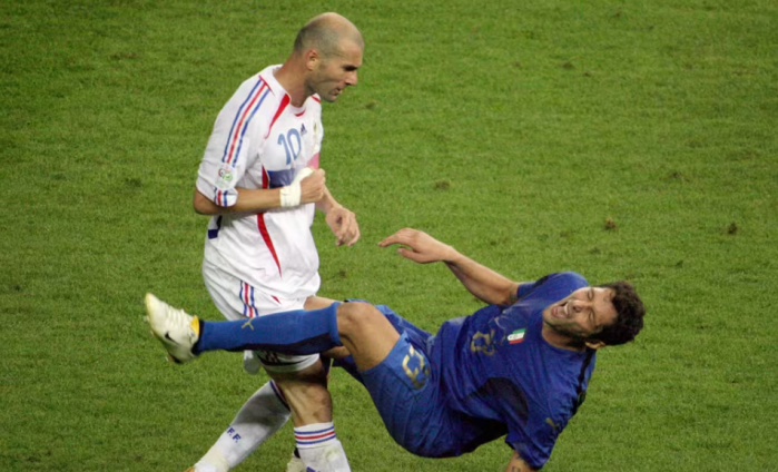 Zidane é expulso da final da Copa do Mundo de 2006 após cabecear Materazzi