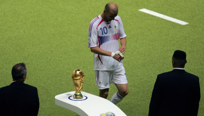 Zidane sai de campo após ser expulso na final da Copa do Mundo de 2006