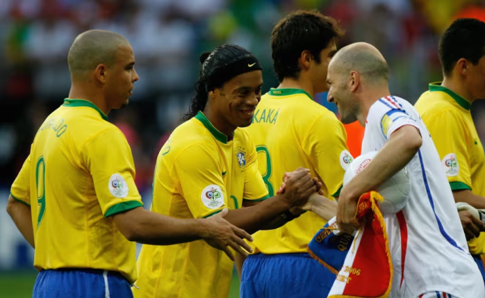 Zidane cumprimenta Ronaldo e Ronaldinho Gaúcho na Copa do Mundo de 2006