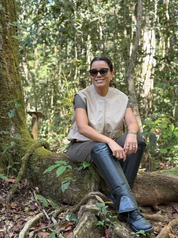 Daniela Filomeno em trilha na Floresta Nacional de Carajás, nos arredores de Parauapebas