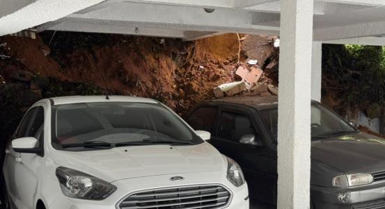 Casa atingida por terra na manhã desta quinta-feira (26)