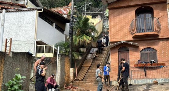 Corpos três pessoas da mesma familia sao encontrados em hjuiz fora; crianças soterrados