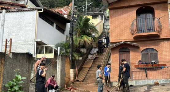 Corpos três pessoas da mesma familia sao encontrados em hjuiz fora; crianças soterrados