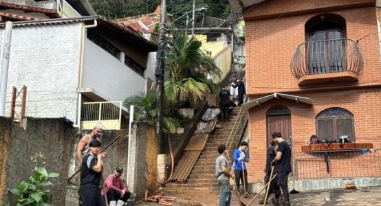 Corpos três pessoas da mesma familia sao encontrados em hjuiz fora; crianças soterrados