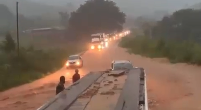 Cataguases fica debaixo d'água, e estrada é invadida pelo Rio Pomba; veja vídeos
