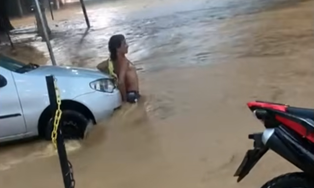 Cataguases: homem se agarra a um carro para não ser levado pela enxurrada