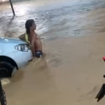 Cataguases: homem se agarra a um carro para não ser levado pela enxurrada